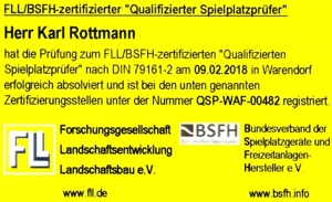 Inhaber Karl Rottmann steht vor LKW