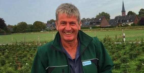 Inhaber Karl Rottmann steht vor LKW